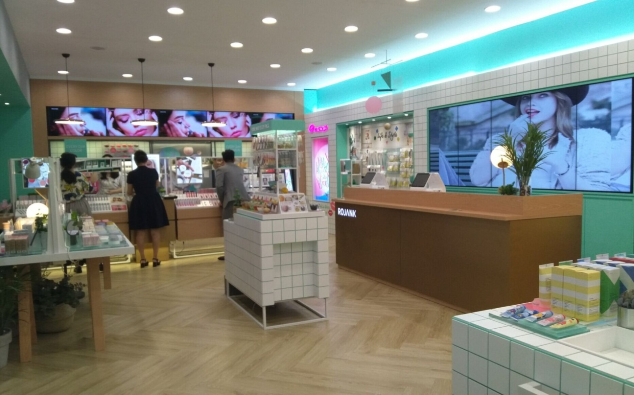 5357CC拉斯维加斯视讯液晶拼接屏打造高品质橱窗